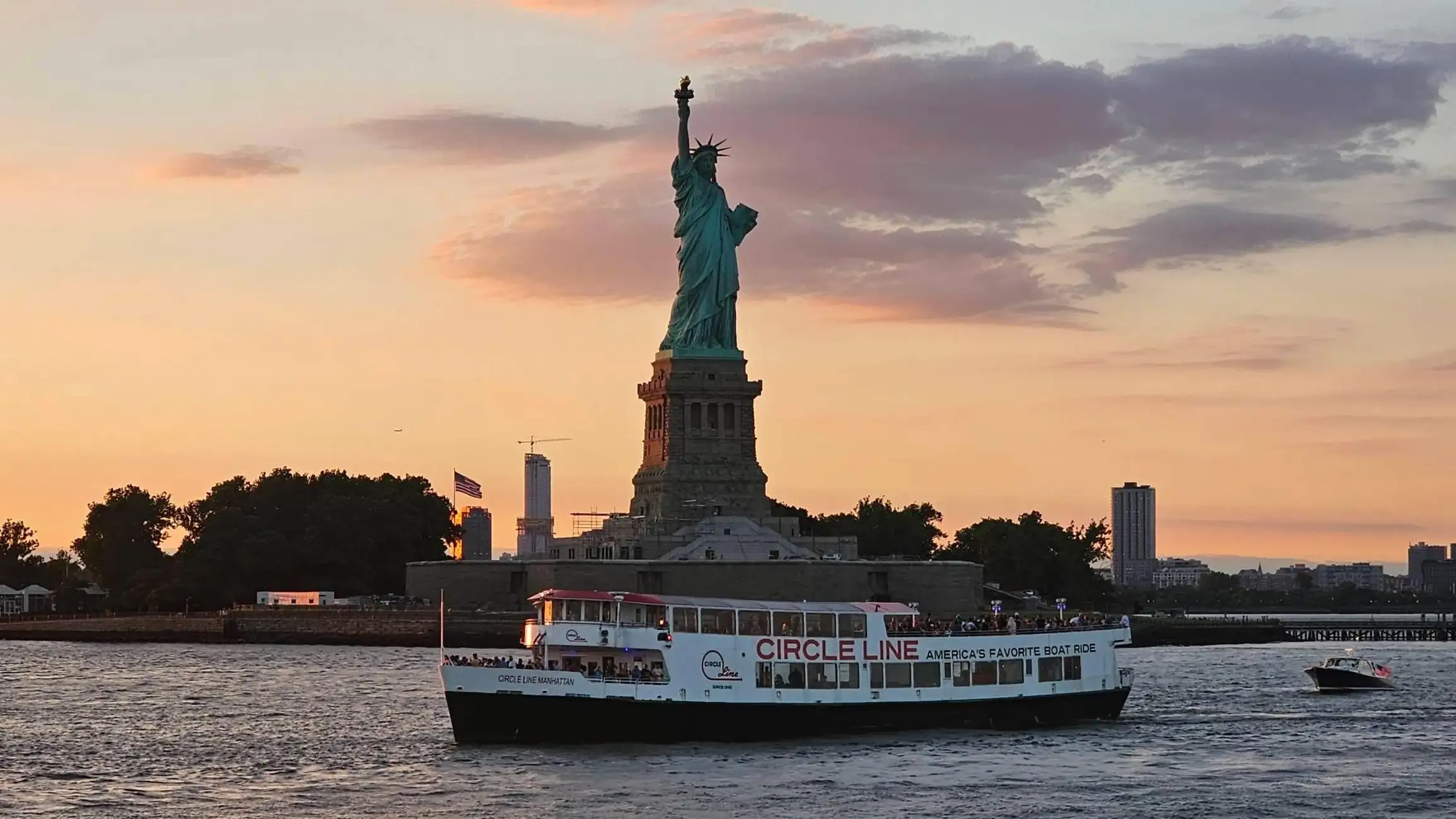 NYC: Freiheitsstatue Sonnenuntergangs-Bootsfahrt ohne Anstehen